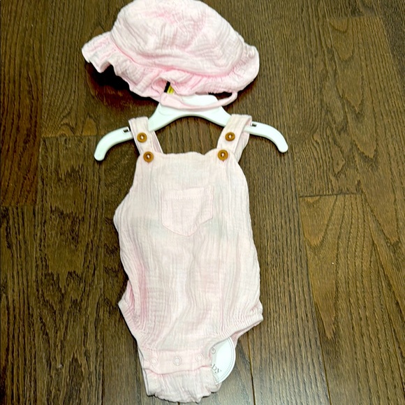 NWT 2pcs Pink Baby Romper with Hat size0-6m - Picture 1 of 4